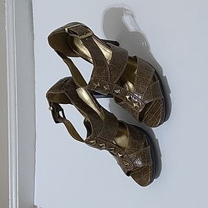 Dana Buchman Windom Taupe Heels